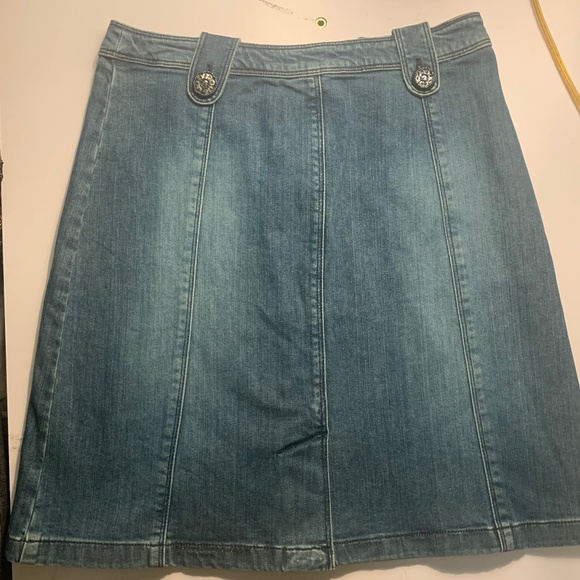 A-Line with Button Tabs & Front Pockets size 4 - Picture 2 of 3